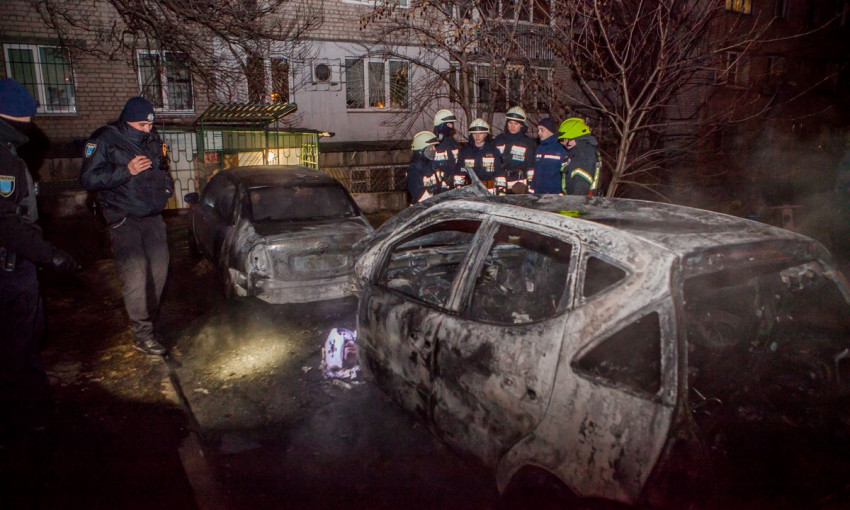 Пожар в Днепре: горели два автомобиля 