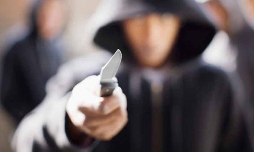 В Днепре на парня напали грабители с ножом 