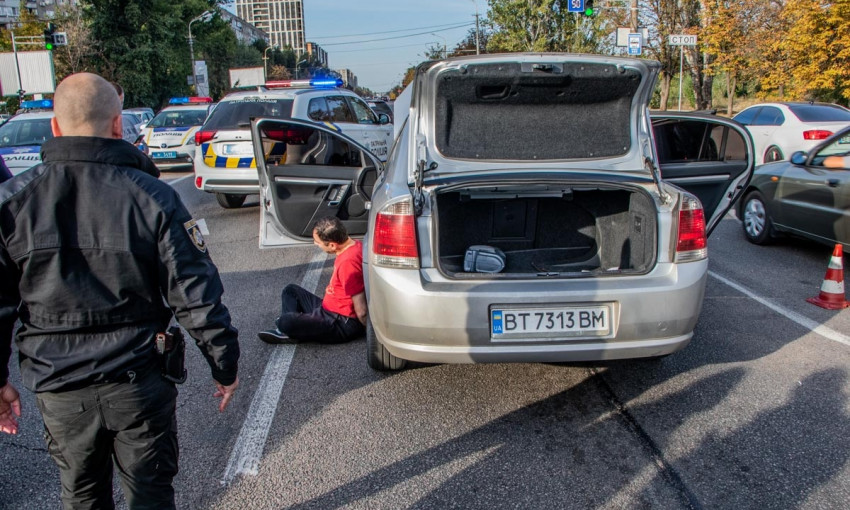 В Днепре на Набережной Победы задержали группу автомобильных воров