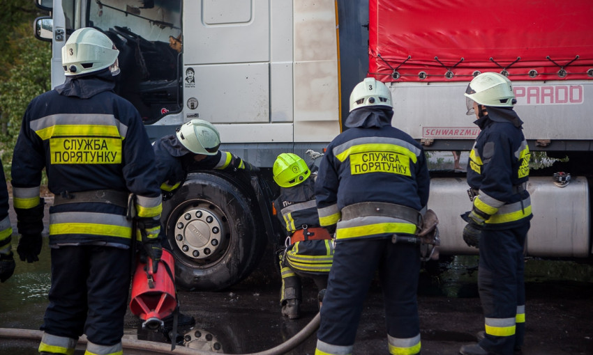 Пожар в Днепре: сотрудники ГСЧС тушили грузовик 