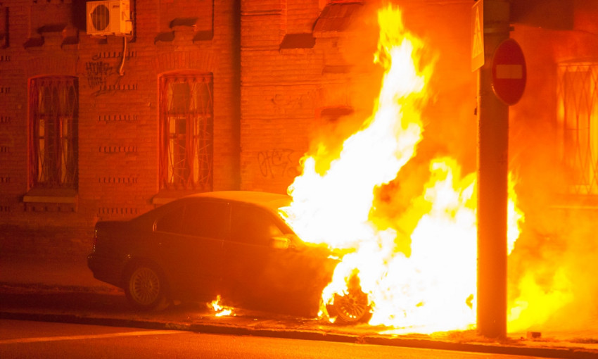 Пожар в Днепре: сотрудники ГСЧС тушили автомобиль 