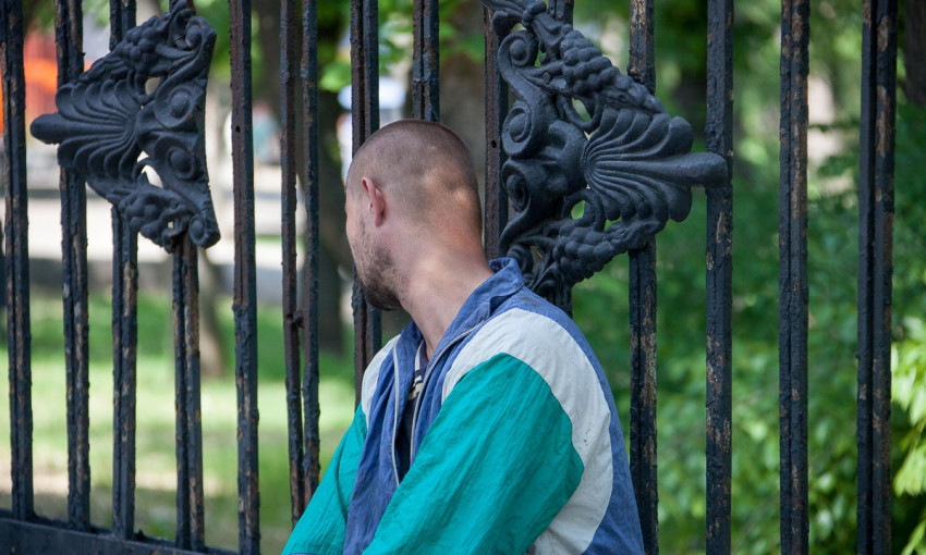 Днепряне стали свидетелями демонтажа ограды в парке Шевченко