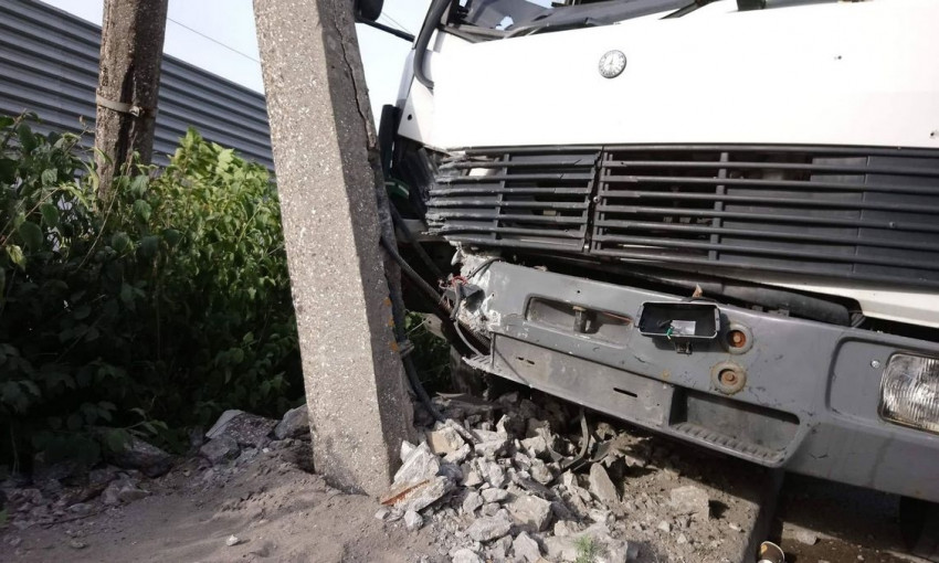 ДТП в Днепре: грузовик протаранил фонарный столб