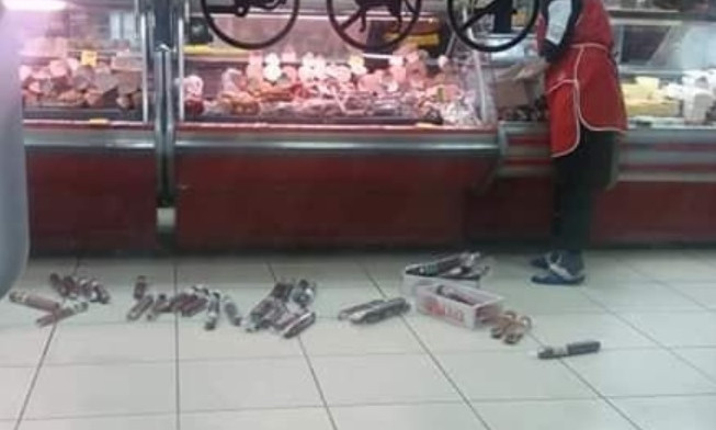 На Днепропетровщине продавец бросала колбасу на пол 