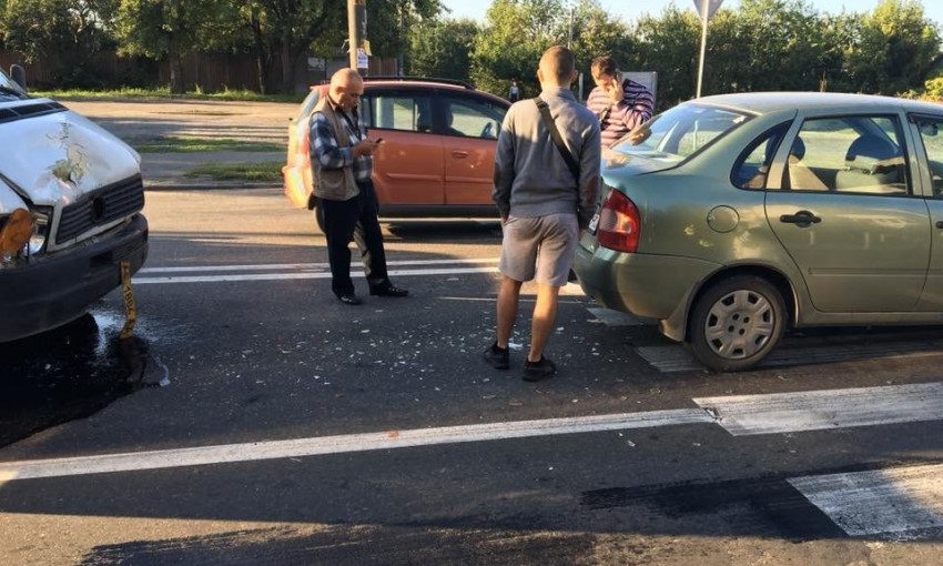 ДТП в Днепре: маршрутка столкнулась с легковым авто 