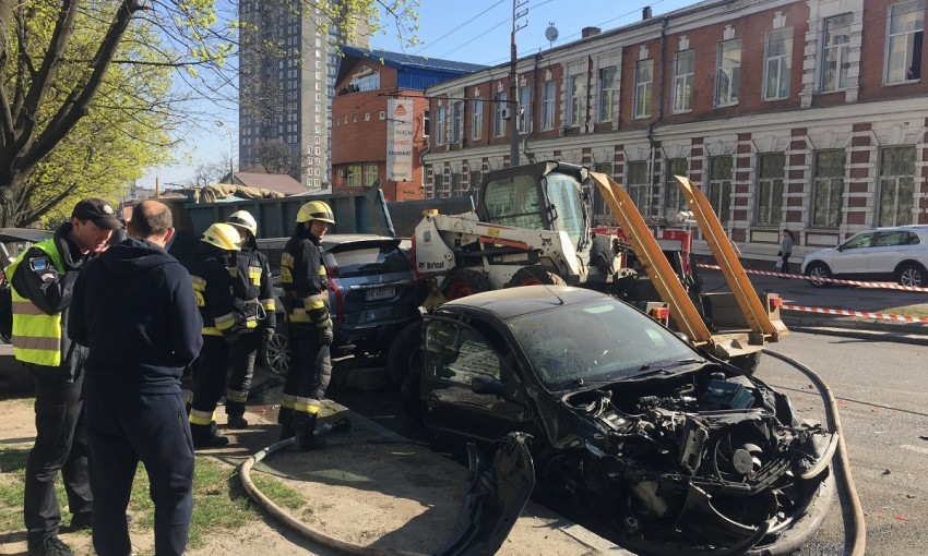 ДТП в Днепре: КрАЗ протаранил более 10-ти автомобилей
