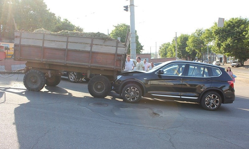 ДТП в Днепре: автомобиль врезался в прицеп с сеном 