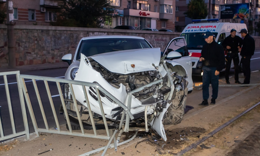 ДТП в Днепре: Porsche Cayenne врезался в ограждение