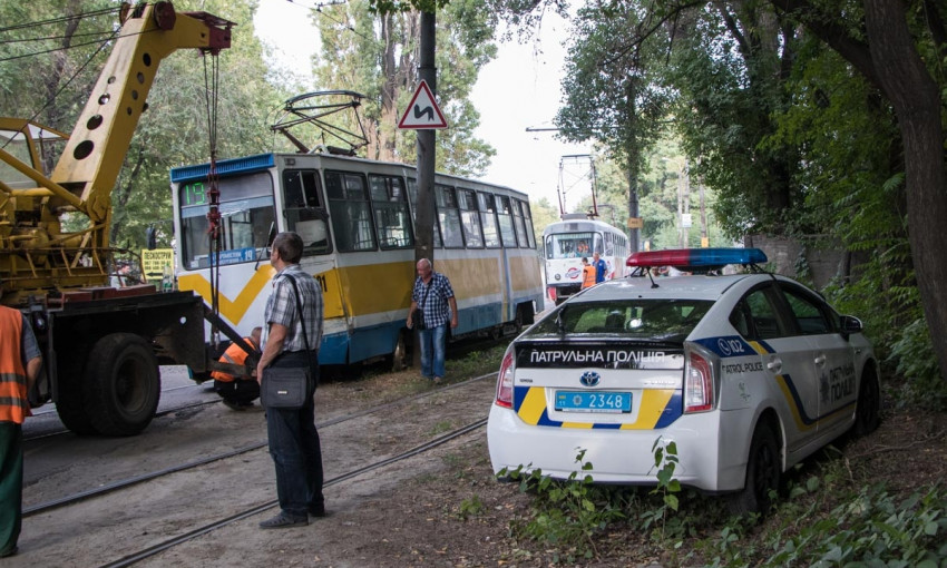 ЧП в Днепре: трамвай сошел с рельсов и врезался в столб