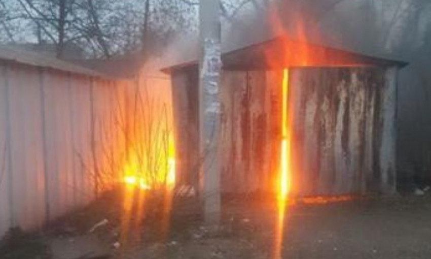 Пожар на Днепропетровщине: сотрудники ГСЧС тушили гараж