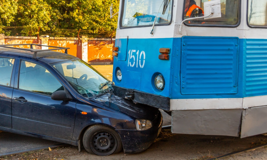 ДТП в Днепре: на Академика Белелюбского авто попало под трамвай