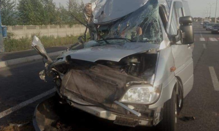 ДТП под Днепром: автобус со школьниками врезался в грузовик