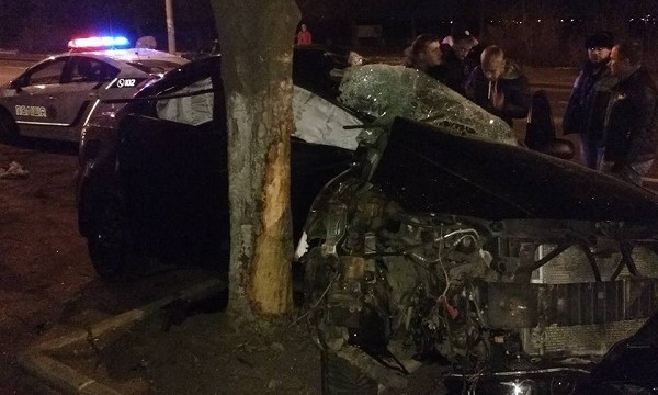 На Набережной авто врезалось в дерево 