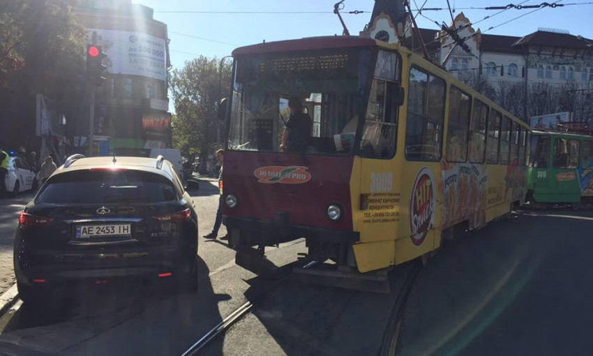 В Днепре припаркованный Infiniti парализовал движение трамваев