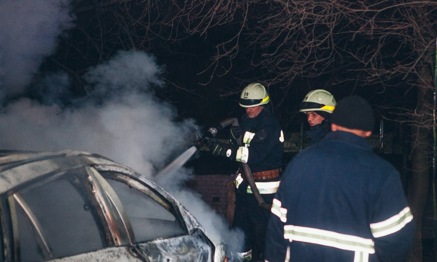 Пожар в Днепре: сотрудники ГСЧС тушили автомобили BMW