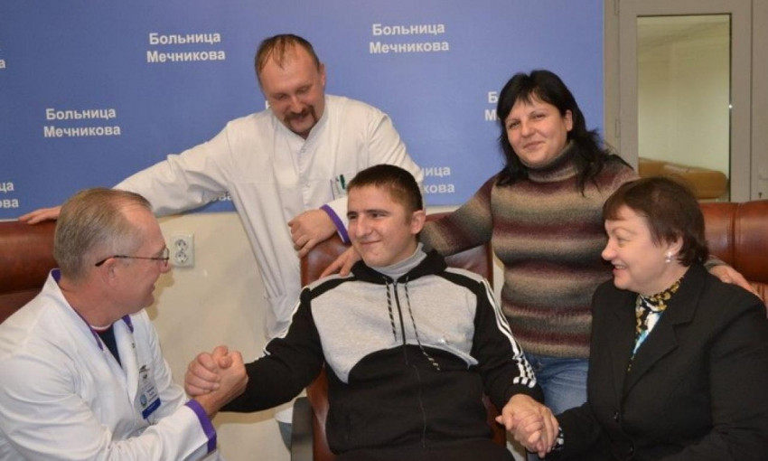 Врачи Мечникова спасли бойца с ранением головы 