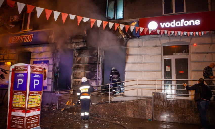 Пожар в Днепре: сотрудники ГСЧС тушили магазин 