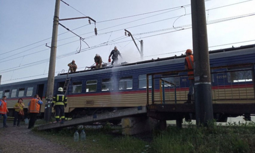 Пожар на Днепропетровщине: сотрудники ГСЧС тушили поезд