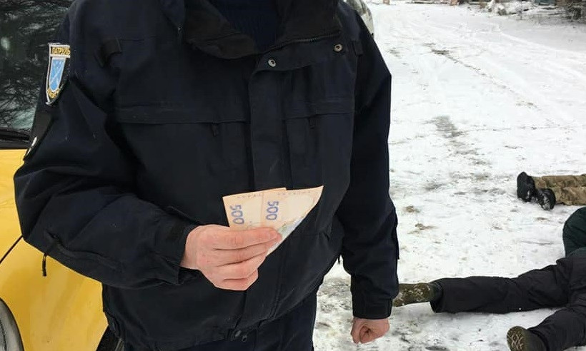 В Днепре патрульному пытались дать тысячу гривен
