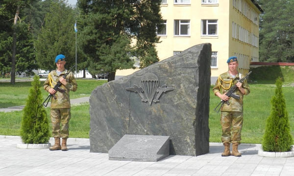 Погибшим десантникам Ил-76 открыли мемориал