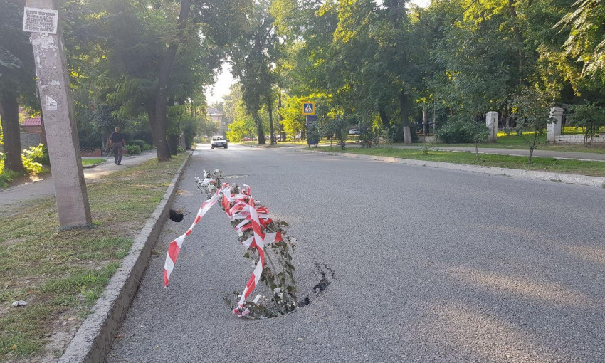 Провал в Днепре: на улице Гусенко образовалась яма