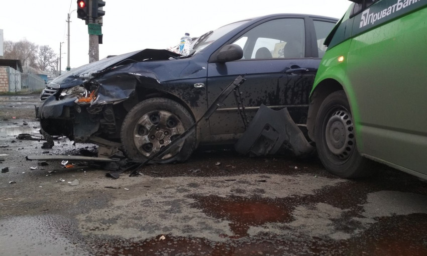 ДТП в Днепре: Volkswagen инкассаторов столкнулся с легковым авто