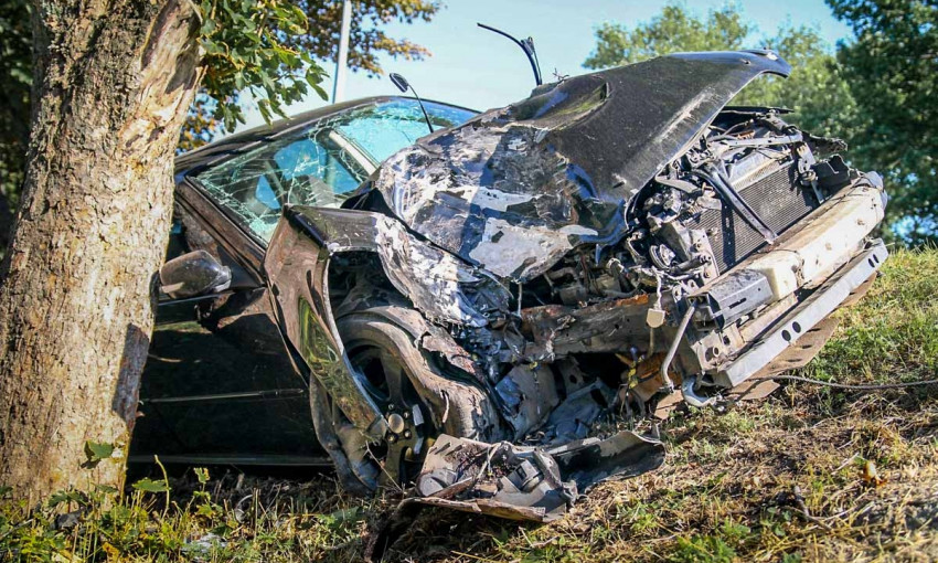 ДТП в Днепре: Subaru врезался в дерево
