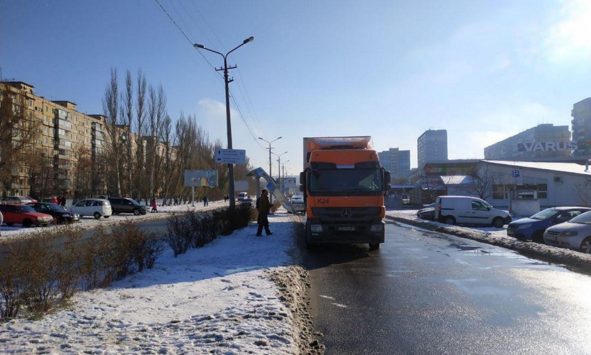 ДТП в Днепре: грузовик сломал билборд