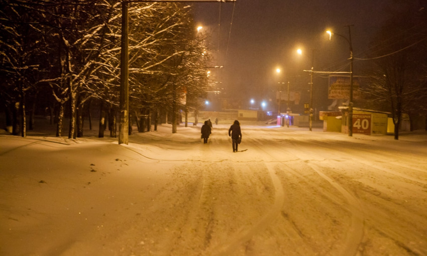 Снежный Днепр: из-за сугробов горожане ходят по проезжей части