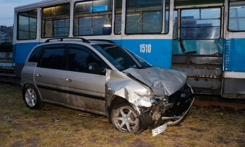 ДТП в Днепре: столкнулись две машины и электротранспорт 