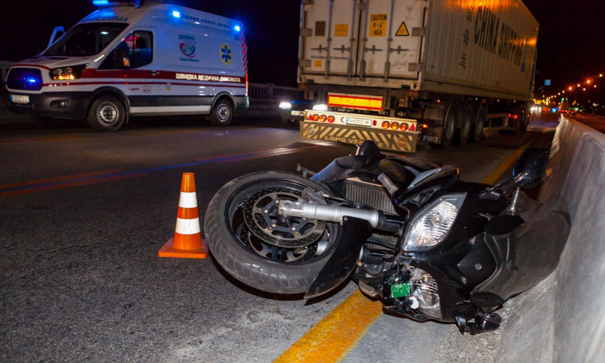 ДТП в Днепре: на Новом мосту мотоциклист упал с мотоцикла 