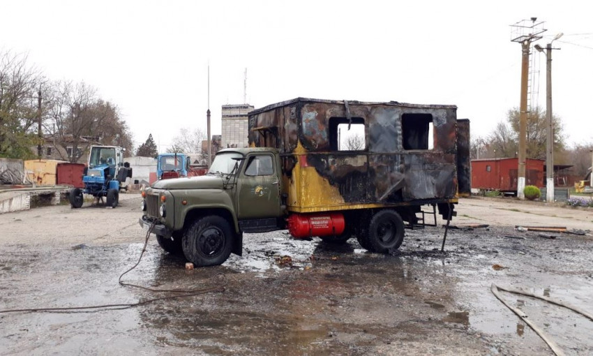 Пожар на Днепропетровщине: сотрудники ГСЧС тушили автомобиль 