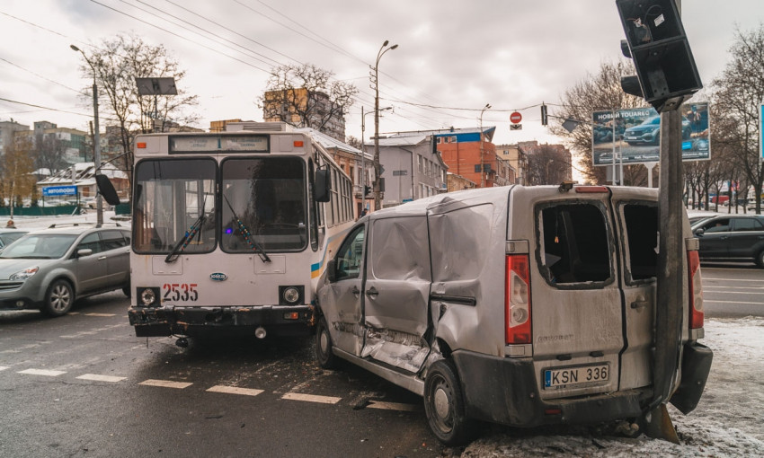 ДТП в Днепре: на дороге столкнулись троллейбус и Peugeot