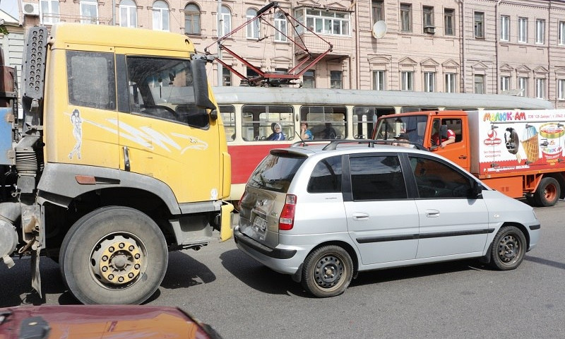 ДТП в Днепре: грузовик въехал в иномарку 