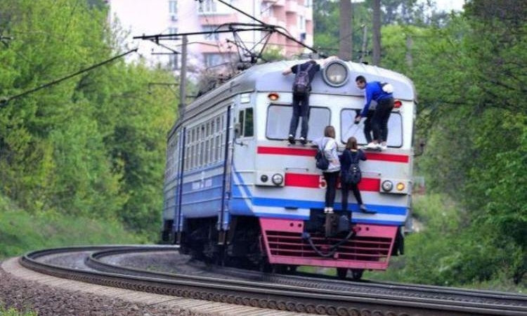 На Днепропетровщине вандалы портят поезда 
