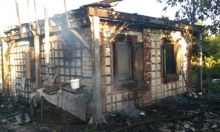 Пожар на Днепропетровщине: сотрудники ГСЧС тушили сараи 
