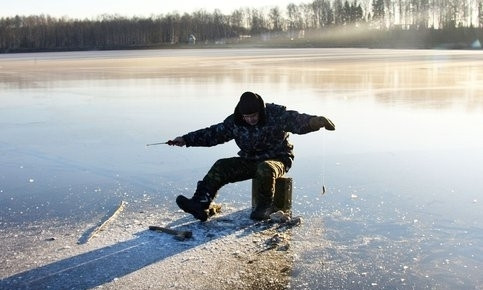 ЧП в Днепре: мужчина провалился под лед во время рыбалки