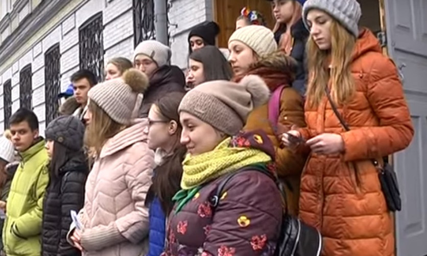 Флешмоб в Днепре: дети просили прохожих читать стихи Тараса Шевченко 