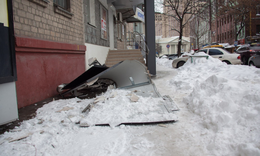 ЧП в Днепре: из-за снега в городе упал рекламный баннер 