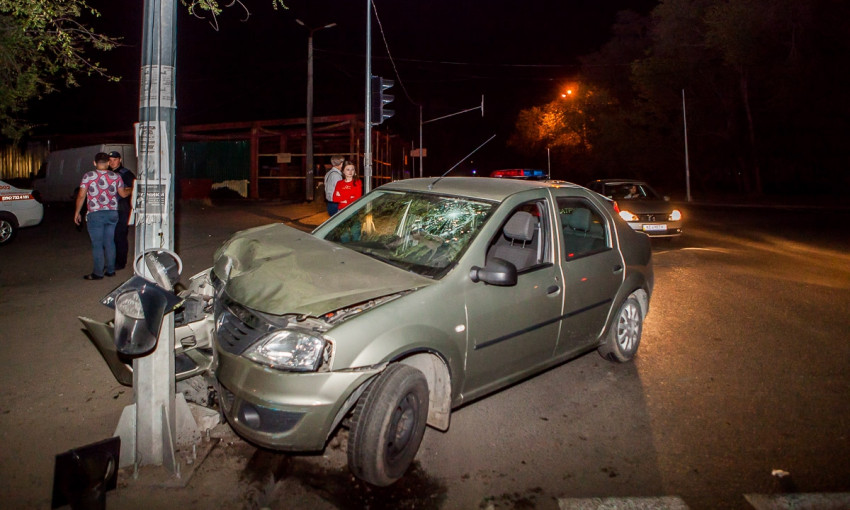 ДТП в Днепре: авто врезалось в светофор 