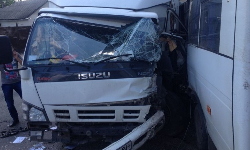 В Днепропетровске грузовик столкнулся с маршруткой: есть пострадавшие (ФОТО)