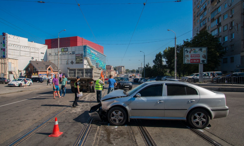 ДТП в Днепре: на перекрестке столкнулись Skoda и КамАЗ