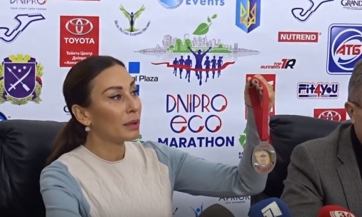 Марина Филатова показала медали DNIPRO ECO MARATHON
