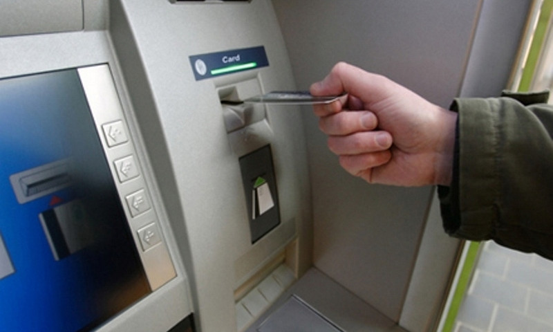Житель Днепропетровщины перечислял деньги с чужих банковских карт на свой счет