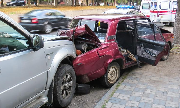 ДТП в Днепре: водитель попал под колеса собственной машины