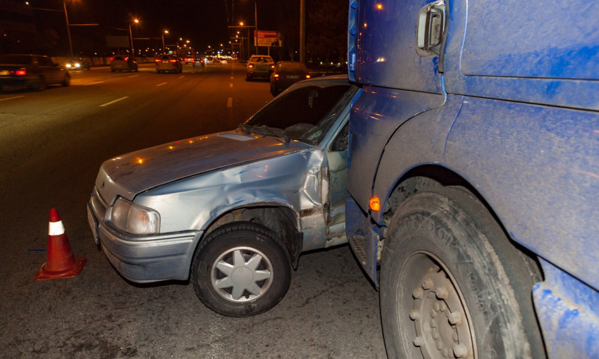 ДТП в Днепре: на дороге столкнулись грузовик и Ford