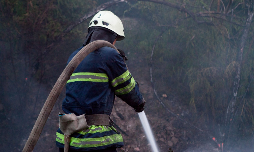 Пожар в Днепре: сотрудники ГСЧС тушили стихийную свалку