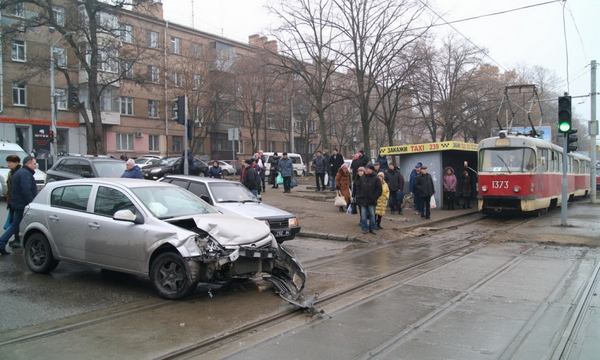 ДТП в Днепре: на дороге столкнулись Opel и BMW