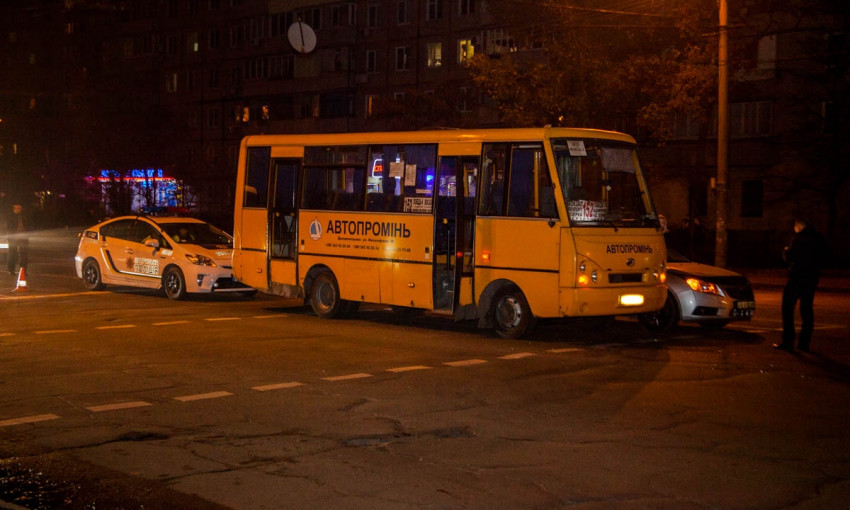 ДТП в Днепре: на дороге столкнулись два автобуса и легковое авто