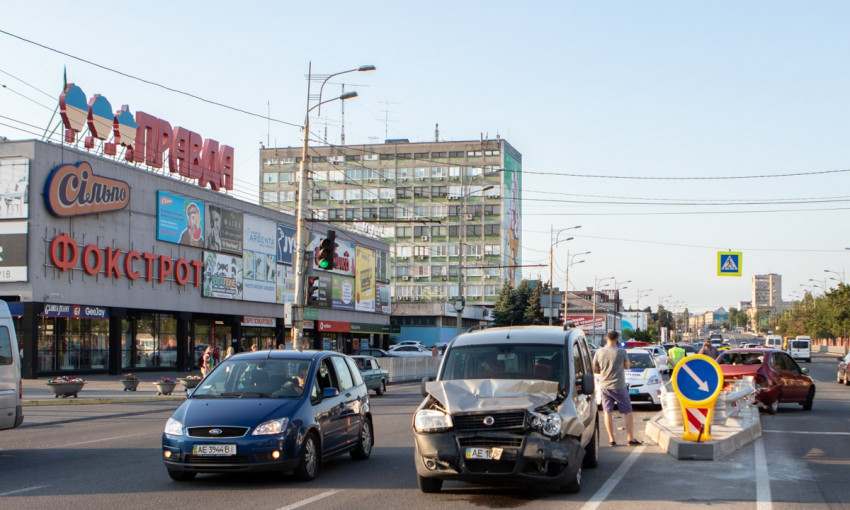 ДТП в Днепре: на Слобожанском проспекте столкнулись Fiat и Lada